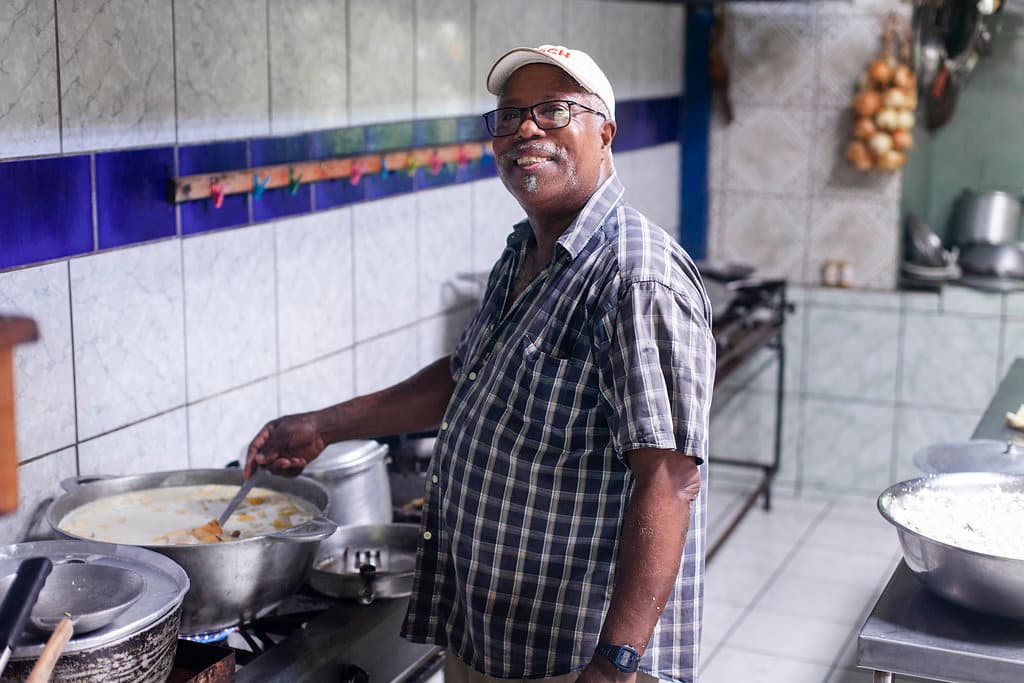 Chef trabajando en la cocina