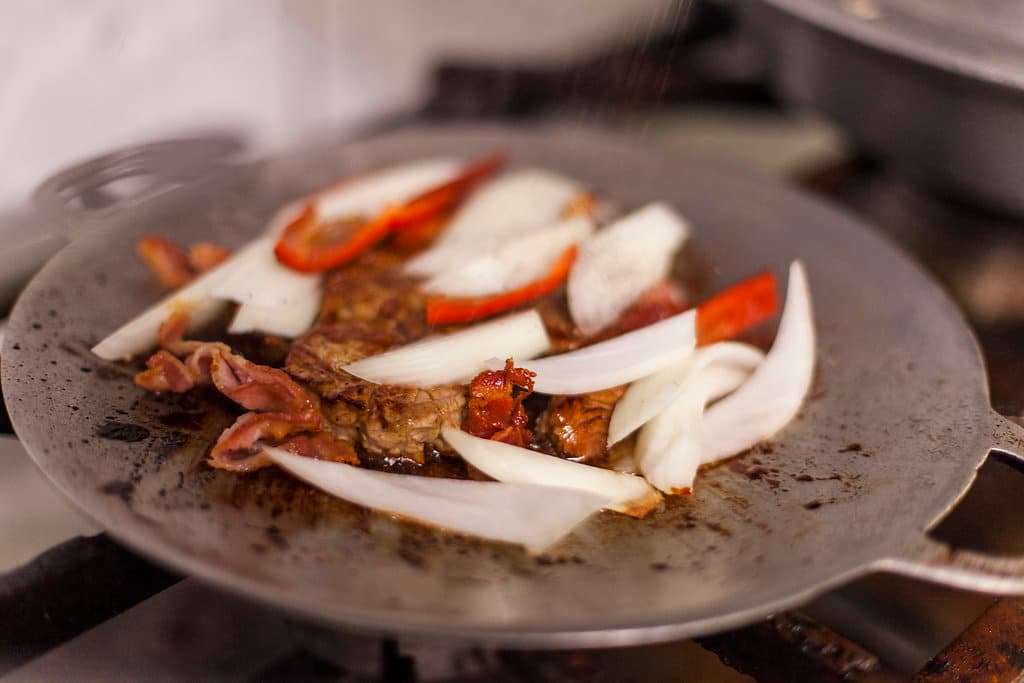 Plato de pescado o carne rebanado